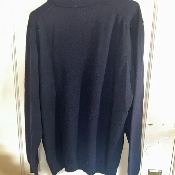 Eddie Bauer Men's V-Neck Sweater in Deep Navy 100% merino wool - Picture 2 of 3
